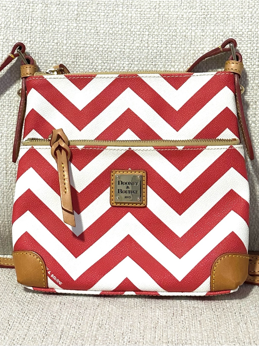 Dooney & Bourke Red Chevron Crossbody Letter Carrier Bag Pouchette J7652644